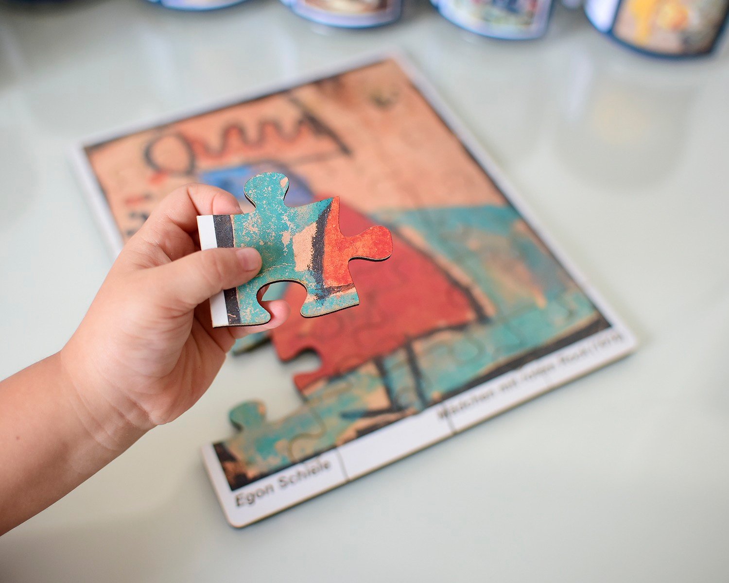 Quebra-cabeça 24 peças "Menina com saia vermelha", de Egon Schiele - Imagem 2